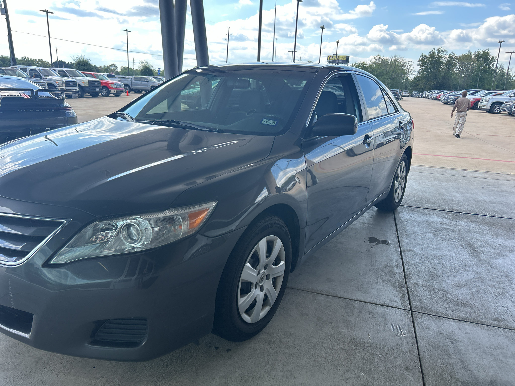 Used 2010 Toyota Camry LE FWD image 32