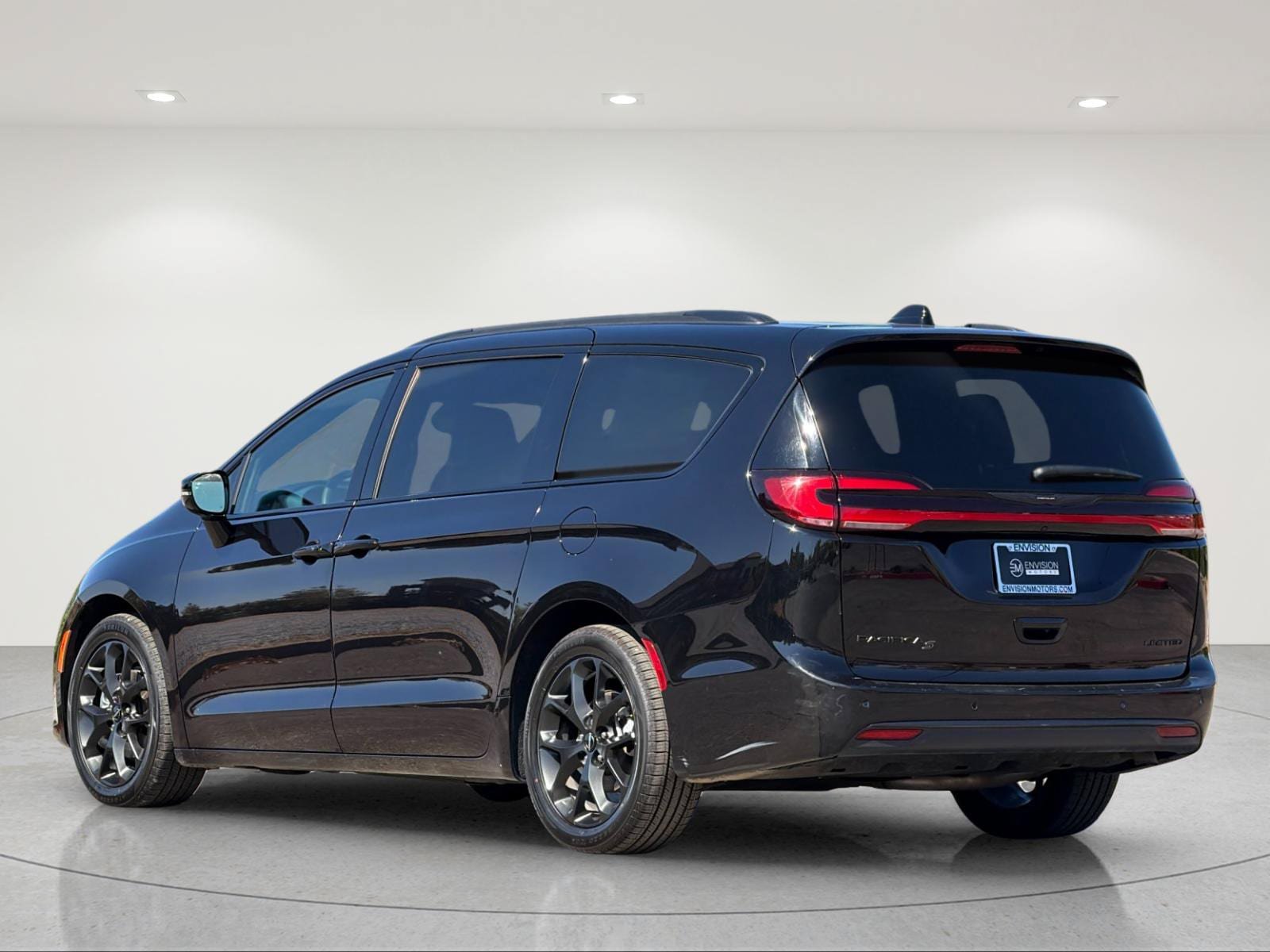 Used 2025 Chrysler Pacifica Limited FWD image 3