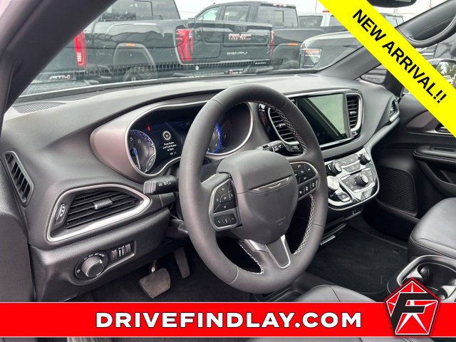 Used 2027 Chrysler Pacifica Select FWD image 13