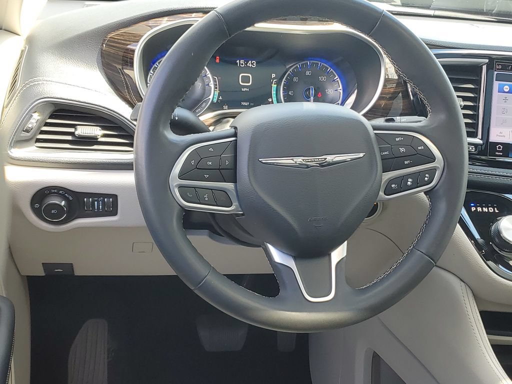 Certified 2023 Chrysler Pacifica Limited FWD image 12