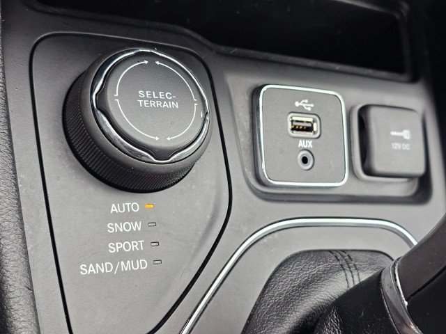 Used 2019 Jeep Cherokee Latitude Plus w/ Comfort/Convenience Group AWD/4WD image 37