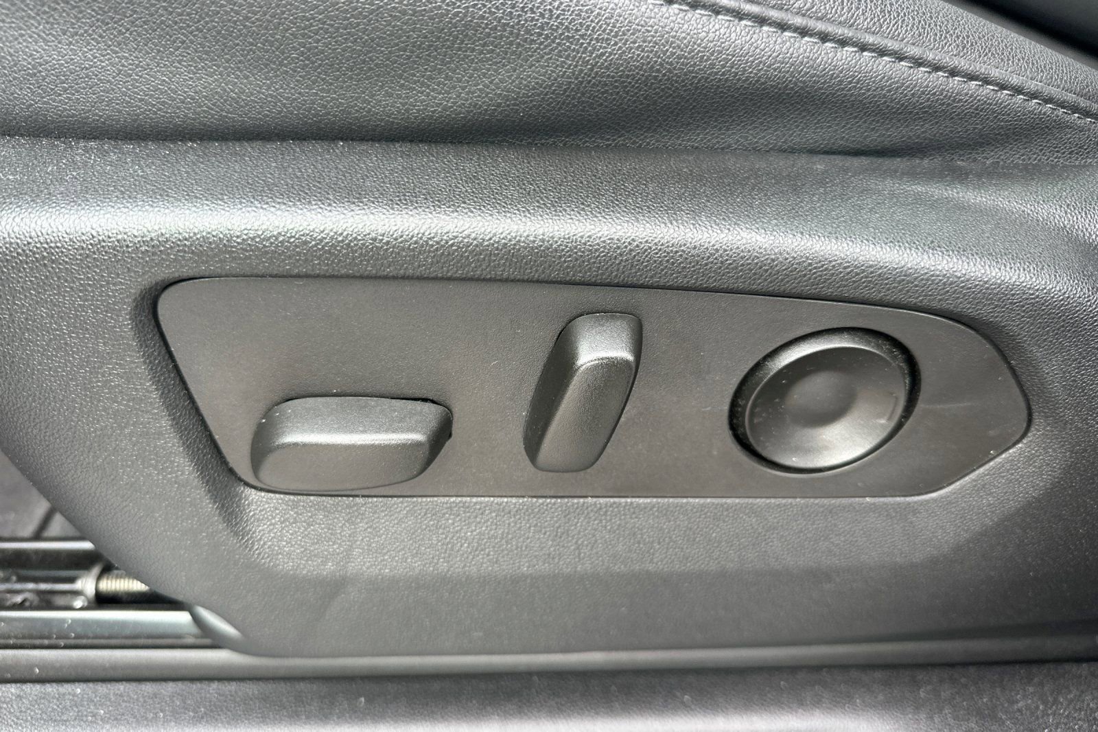 Used 2022 Chevrolet Tahoe Z71 w/ Z71 Off-Road Package AWD/4WD image 13