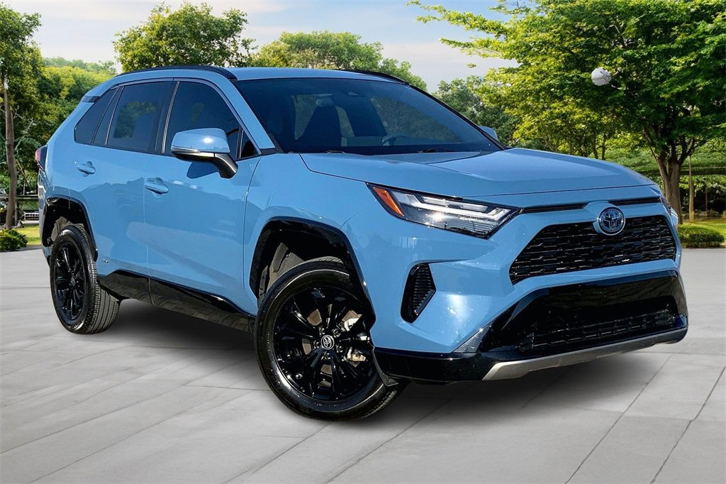 Used 2022 Toyota RAV4 SE image 3