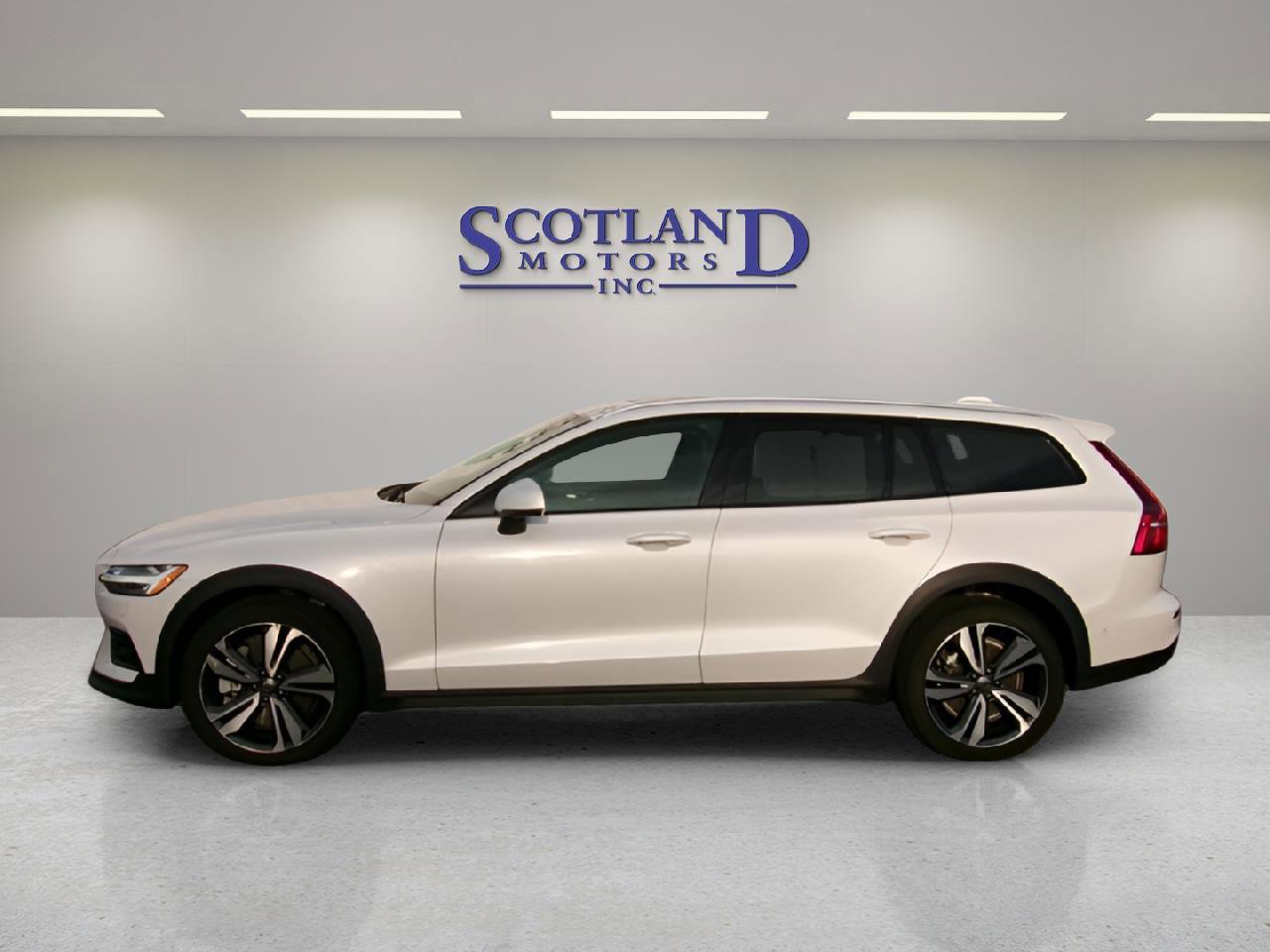 Used 2025 Volvo V60 B5 Cross Country Plus image 1