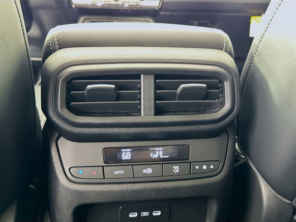 Used 2025 Honda Pilot Touring image 34