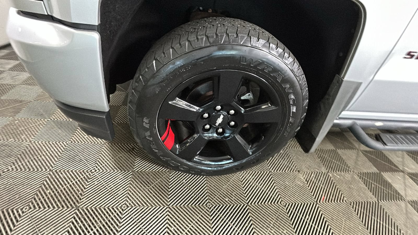 Used 2018 Chevrolet Silverado 1500 LT w/ Redline Edition AWD/4WD image 11