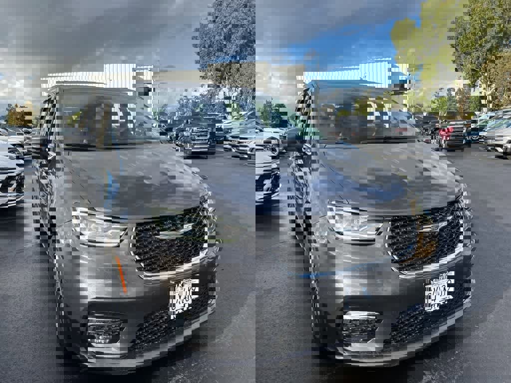 Used 2023 Chrysler Pacifica Touring-L