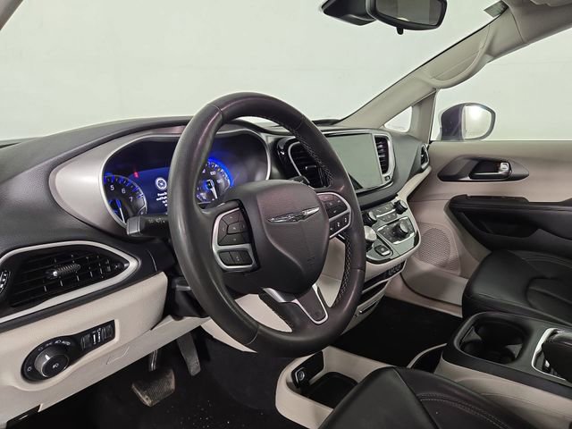 Used 2023 Chrysler Pacifica Touring-L image 14