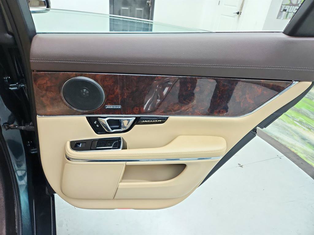 Used 2015 Jaguar XJ AWD image 31