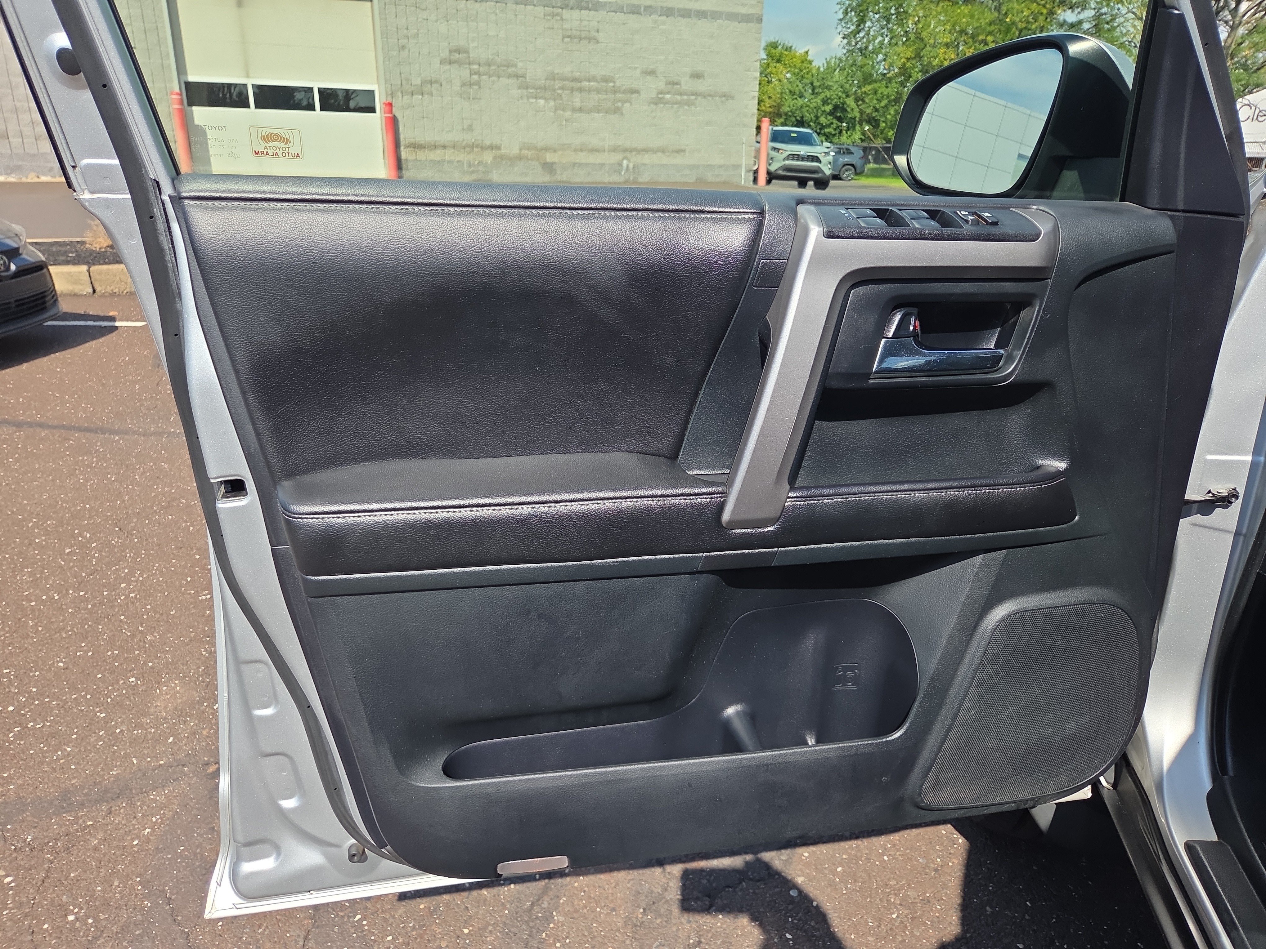 Used 2015 Toyota 4Runner SR5 AWD/4WD image 14