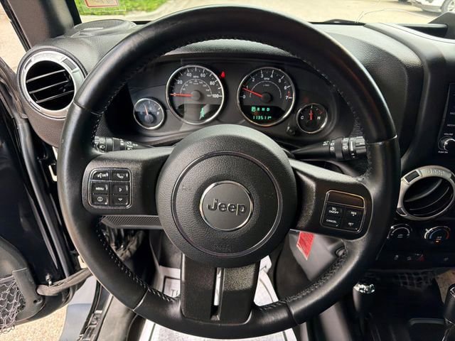 Used 2018 Jeep Wrangler Sahara w/ Connectivity Group AWD/4WD image 15