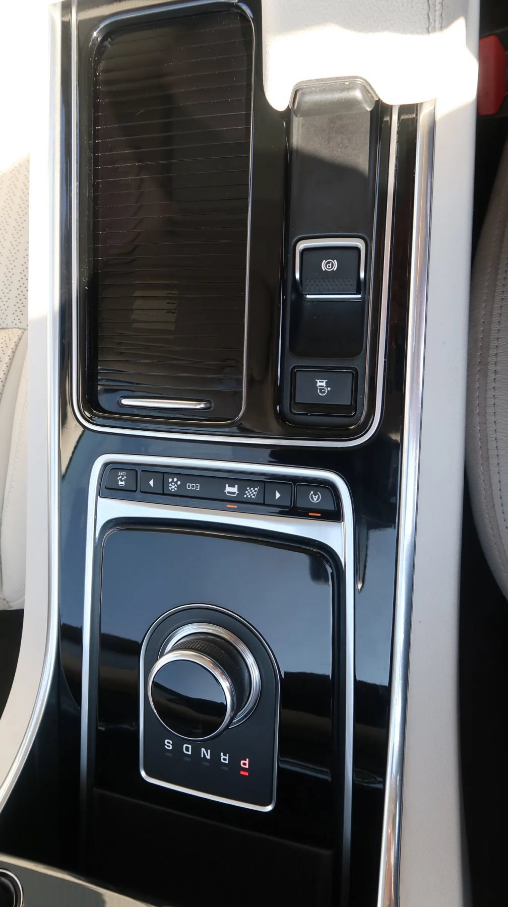 Used 2017 Jaguar XF Prestige RWD image 33