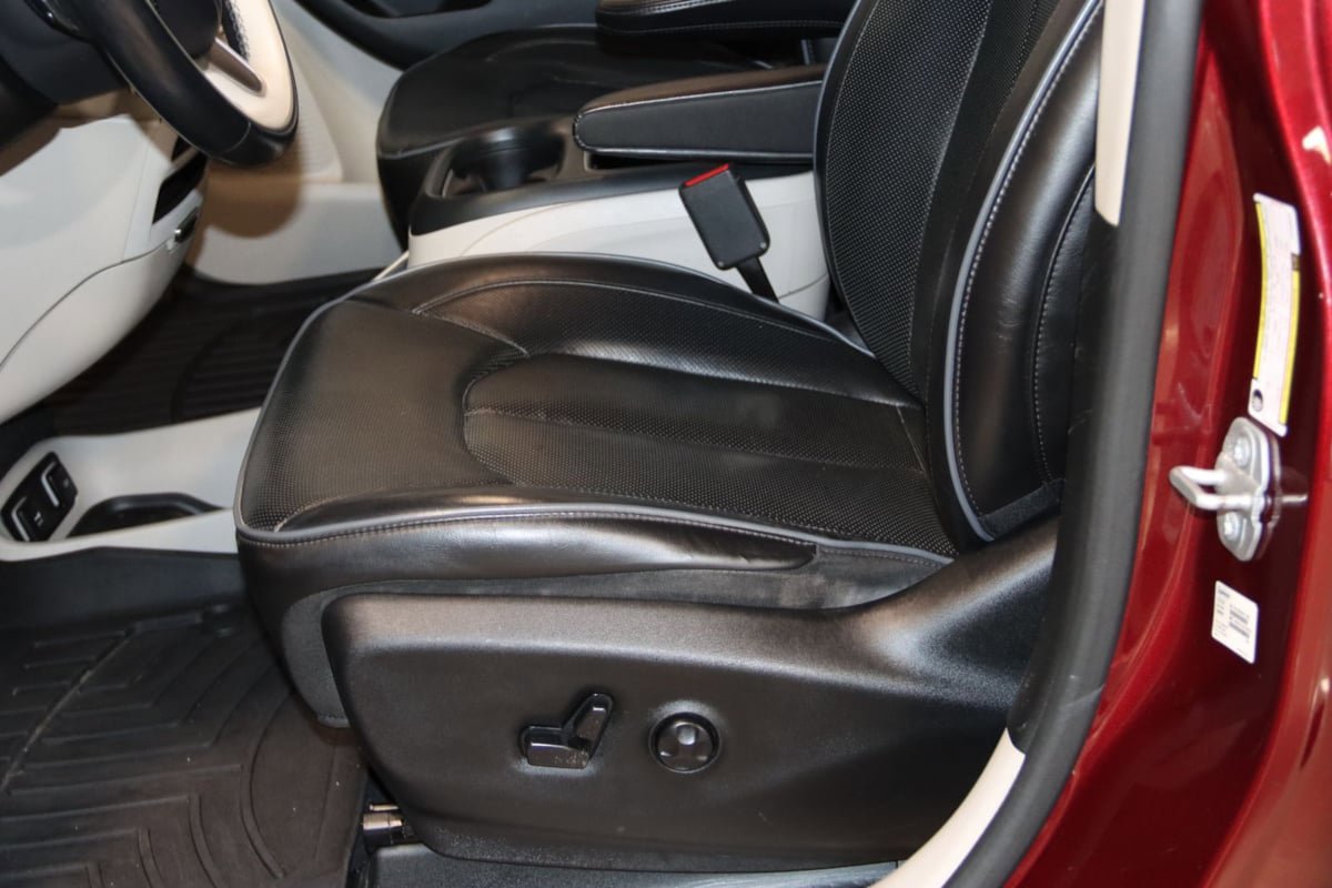 Used 2018 Chrysler Pacifica Limited FWD image 36