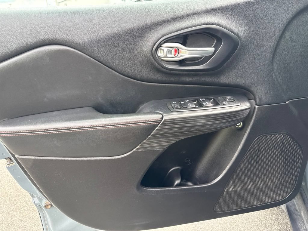 Used 2015 Jeep Cherokee Trailhawk AWD/4WD image 25