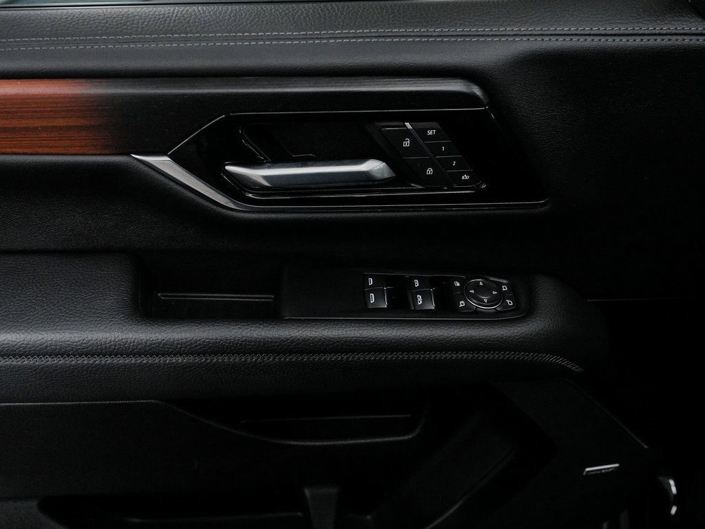 Used 2025 GMC Yukon XL Denali image 11