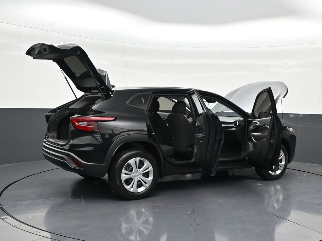 Used 2025 Chevrolet Trax LS image 31