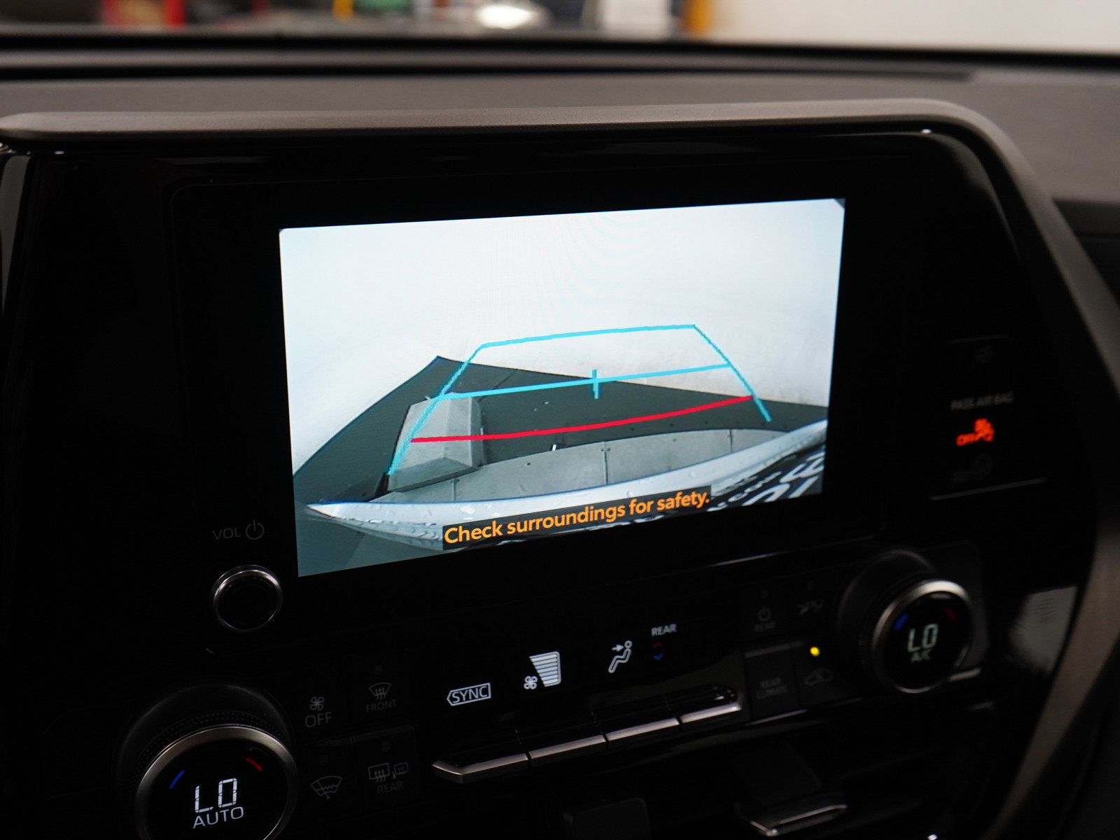 Used 2024 Toyota Highlander LE AWD/4WD image 23