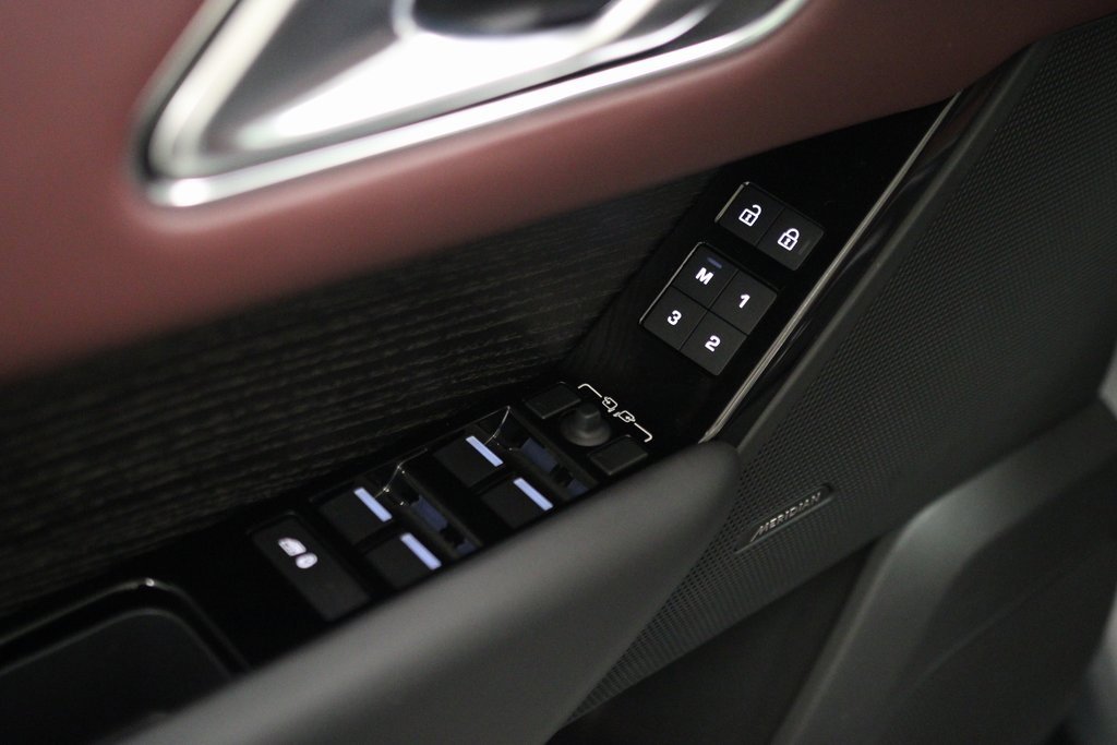 Used 2024 Land Rover Range Rover Velar Dynamic HSE image 22