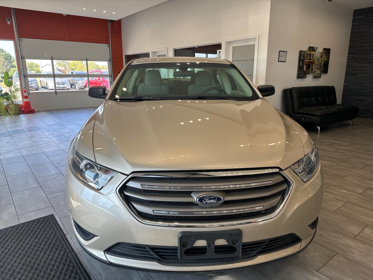 Used 2017 Ford Taurus SE image 4