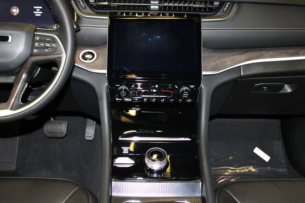 New 2025 Jeep Grand Cherokee L Limited w/ Black Appearance Package image 13