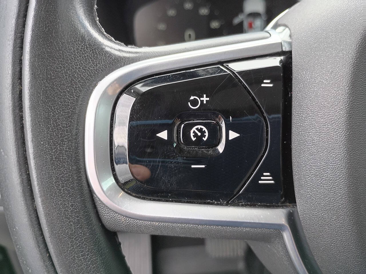 Used 2017 Volvo XC90 T6 Momentum w/ Vision Package AWD/4WD image 13