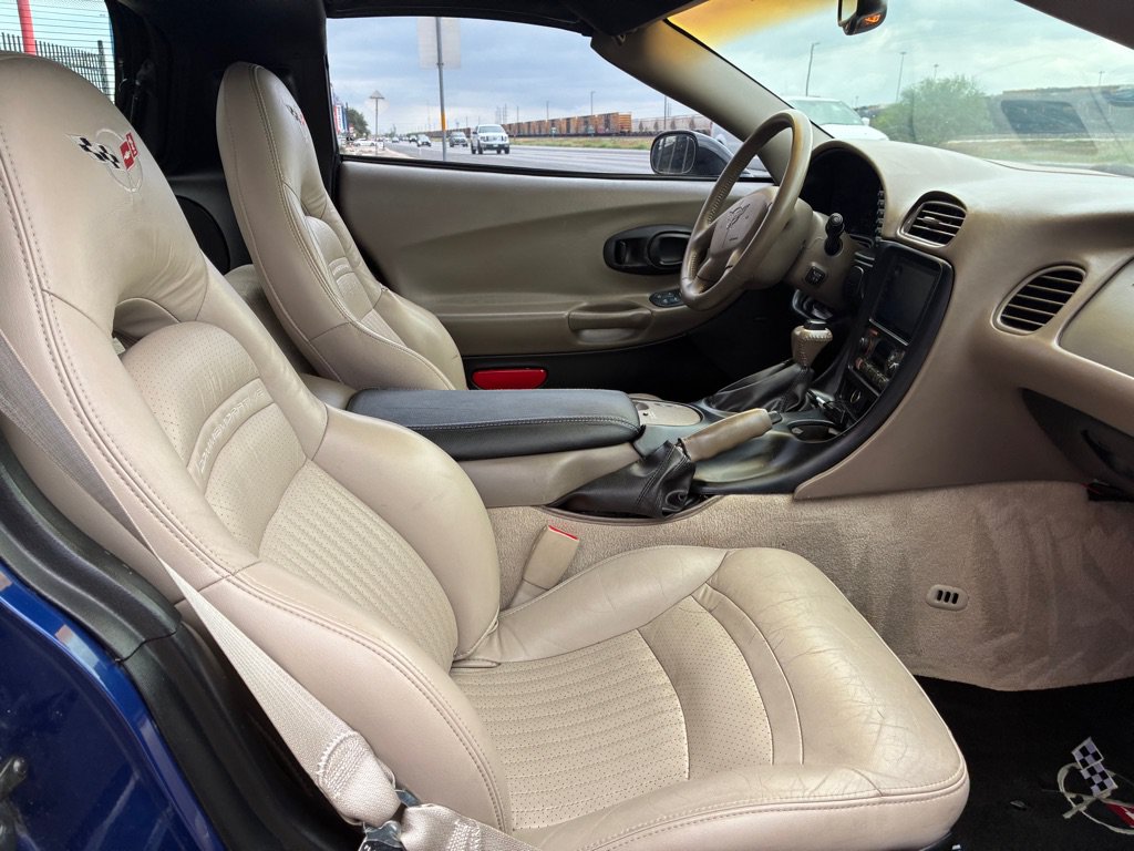 Used 2004 Chevrolet Corvette Coupe w/ Preferred Equipment Group RWD image 25