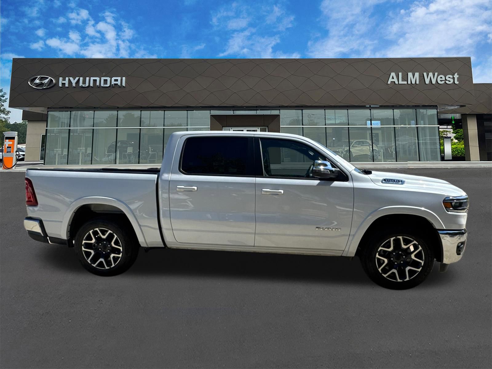 Used 2026 RAM 1500 Laramie AWD/4WD image 4