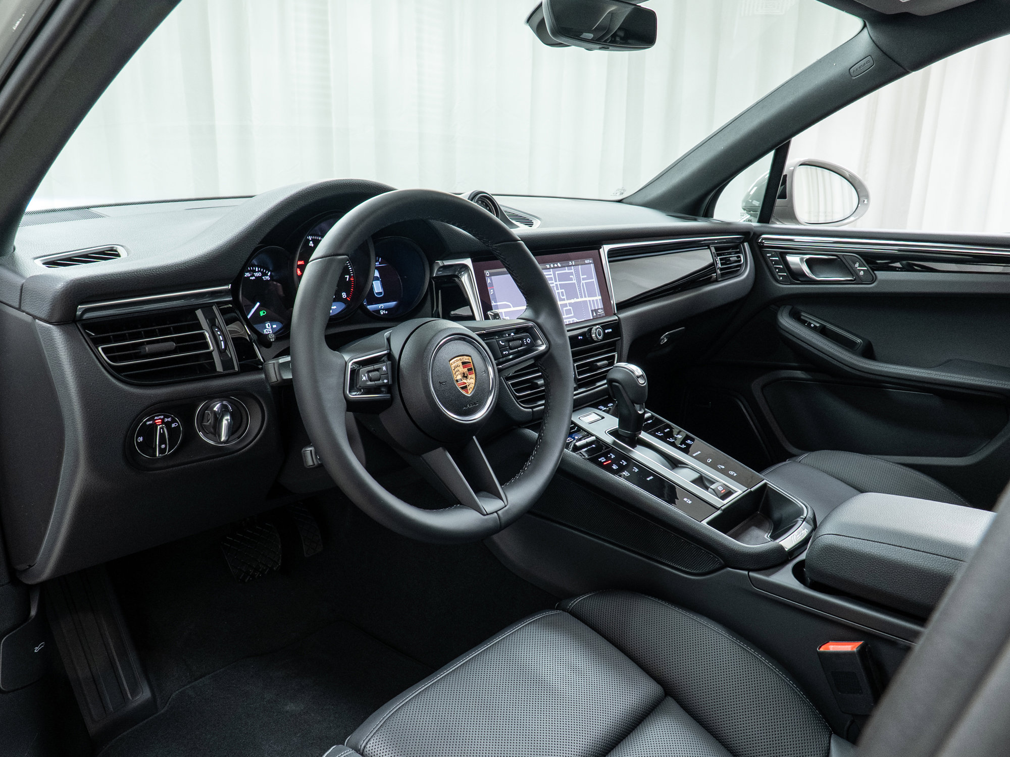 Used 2025 Porsche Macan image 4