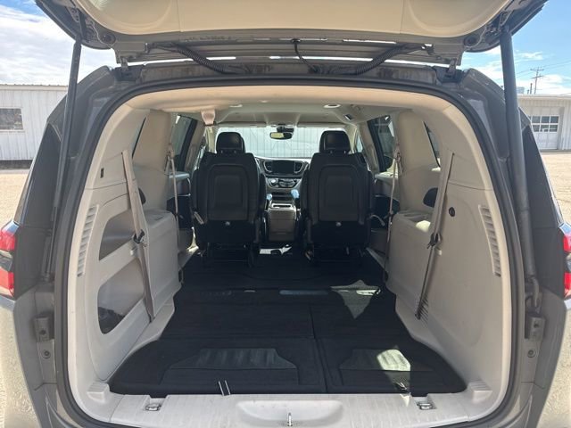 Used 2022 Chrysler Pacifica Touring-L image 17