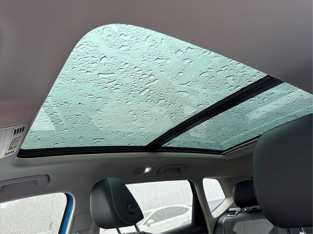 Used 2022 Volkswagen Taos SEL w/ Panoramic Sunroof Package image 12