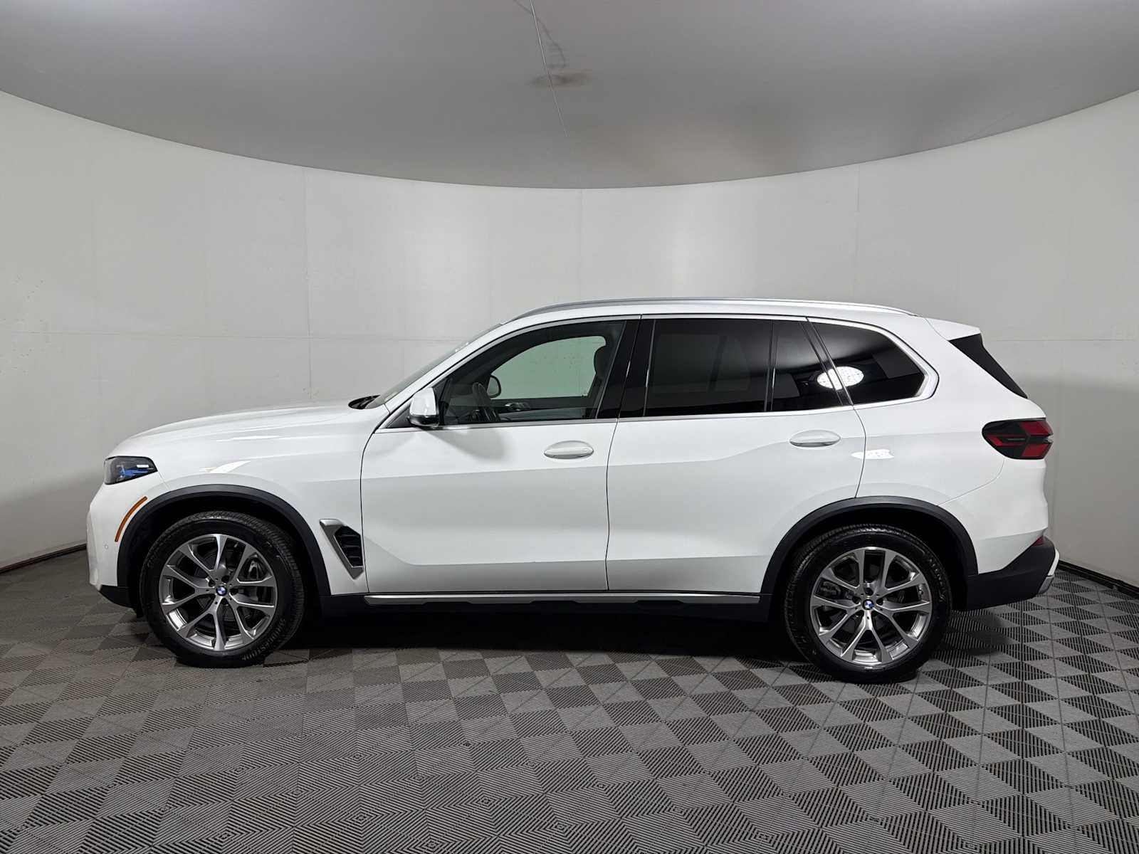 Used 2025 BMW X5 xDrive40i w/ Premium Package AWD/4WD image 4