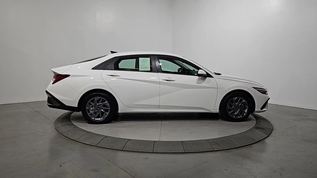 Certified 2025 Hyundai Elantra Blue FWD image 7