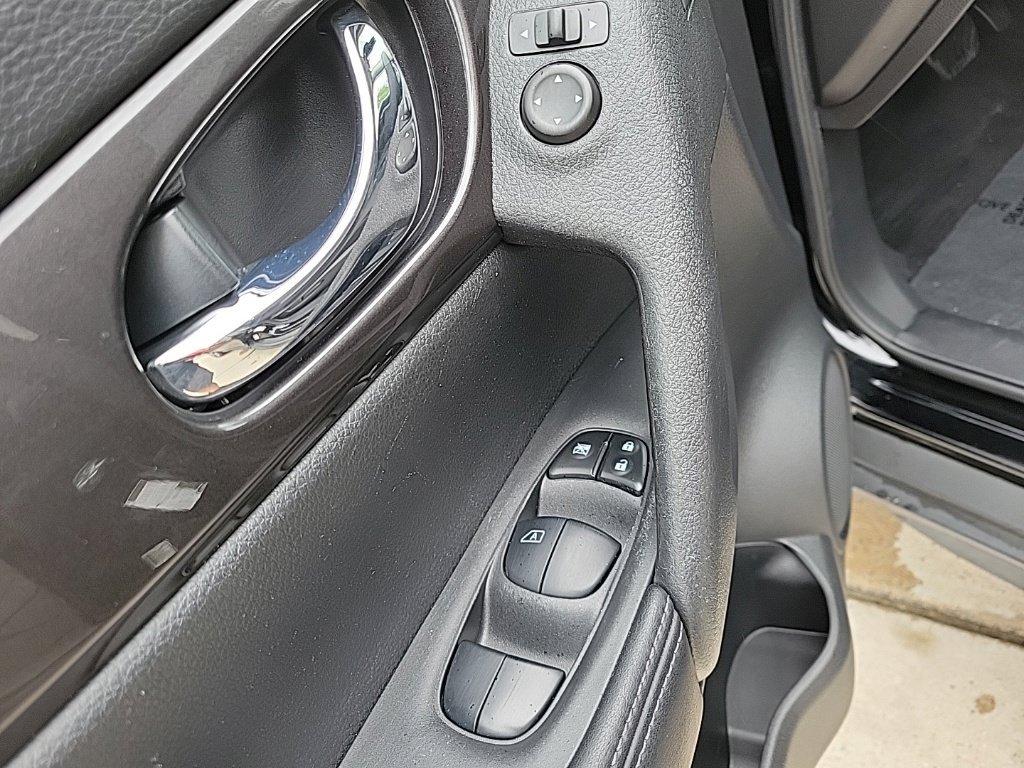 Used 2019 Nissan Rogue SV w/ Sun & Sound Touring Package AWD/4WD image 27