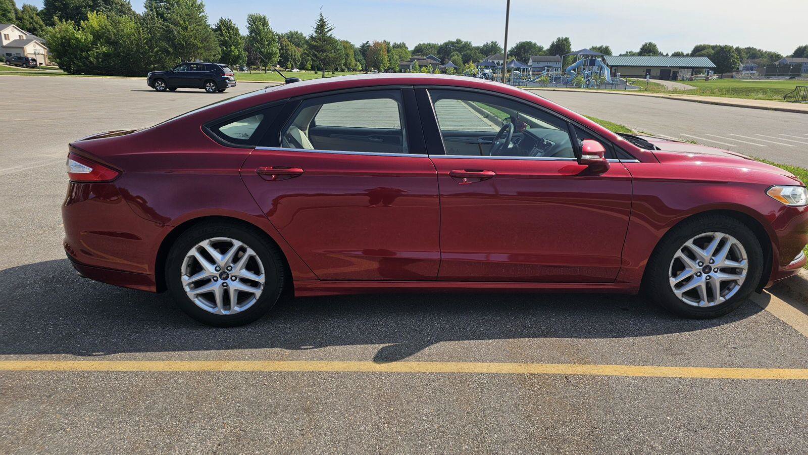 Used 2013 Ford Fusion SE FWD image 2