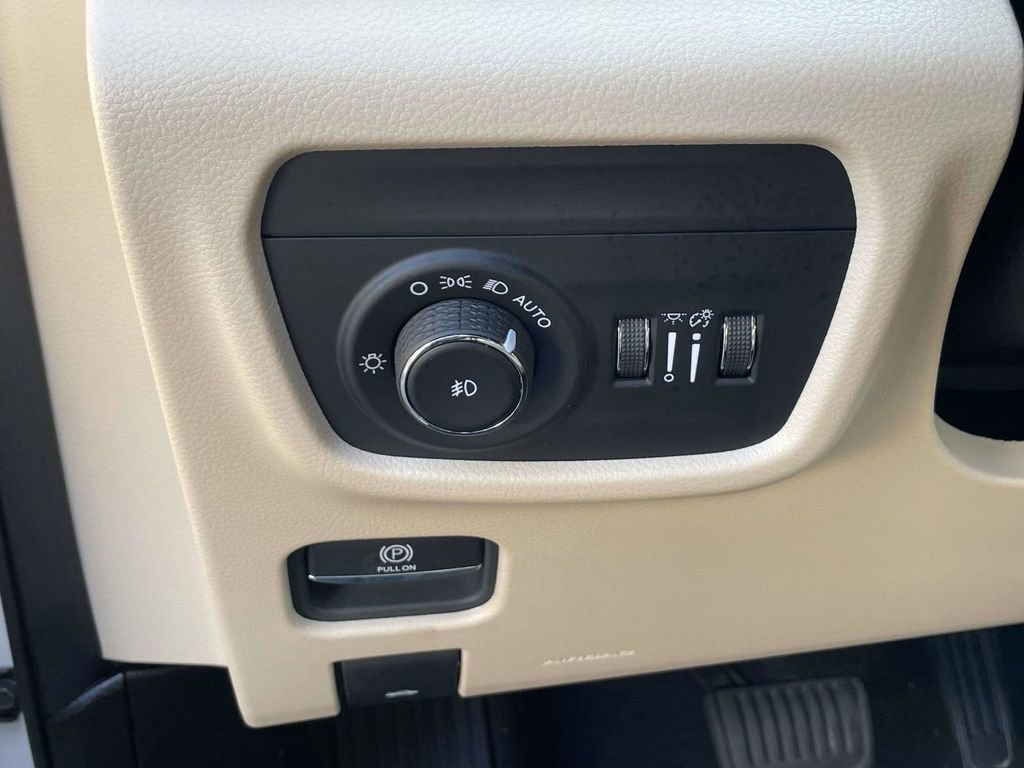 Used 2024 Jeep Grand Cherokee Limited w/ Luxury Tech Group II AWD/4WD image 30