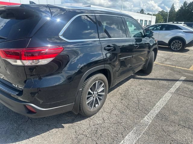 Used 2017 Toyota Highlander XLE AWD/4WD image 3