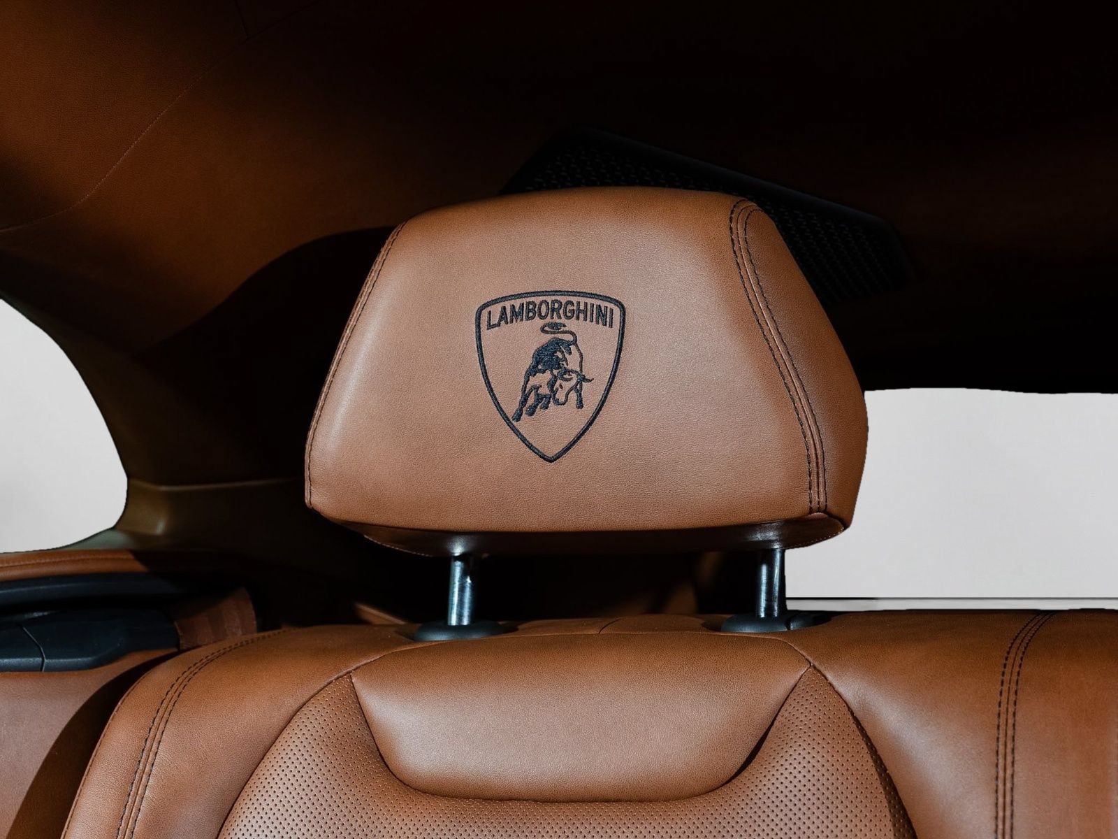 Used 2021 Lamborghini Urus AWD/4WD image 35