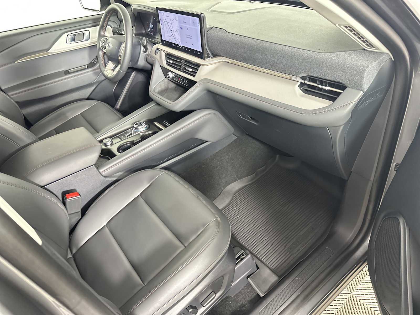 Used 2025 Ford Explorer Active w/ Active Comfort Package RWD image 26