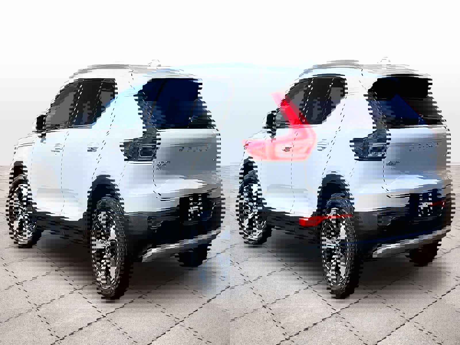 Used 2025 Volvo XC40 B5 Plus image 15