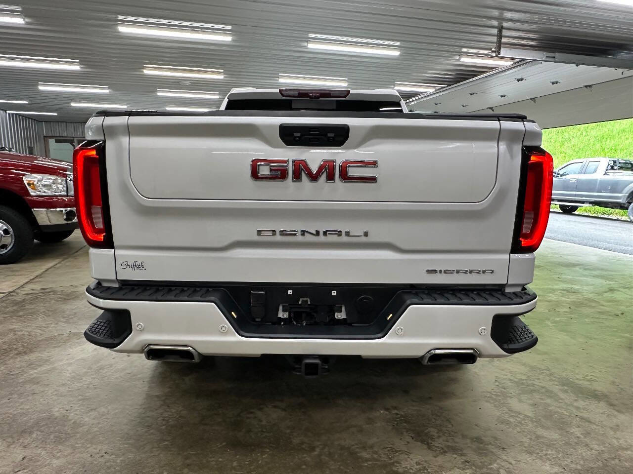 Used 2023 GMC Sierra 1500 Denali w/ Technology Package AWD/4WD image 4