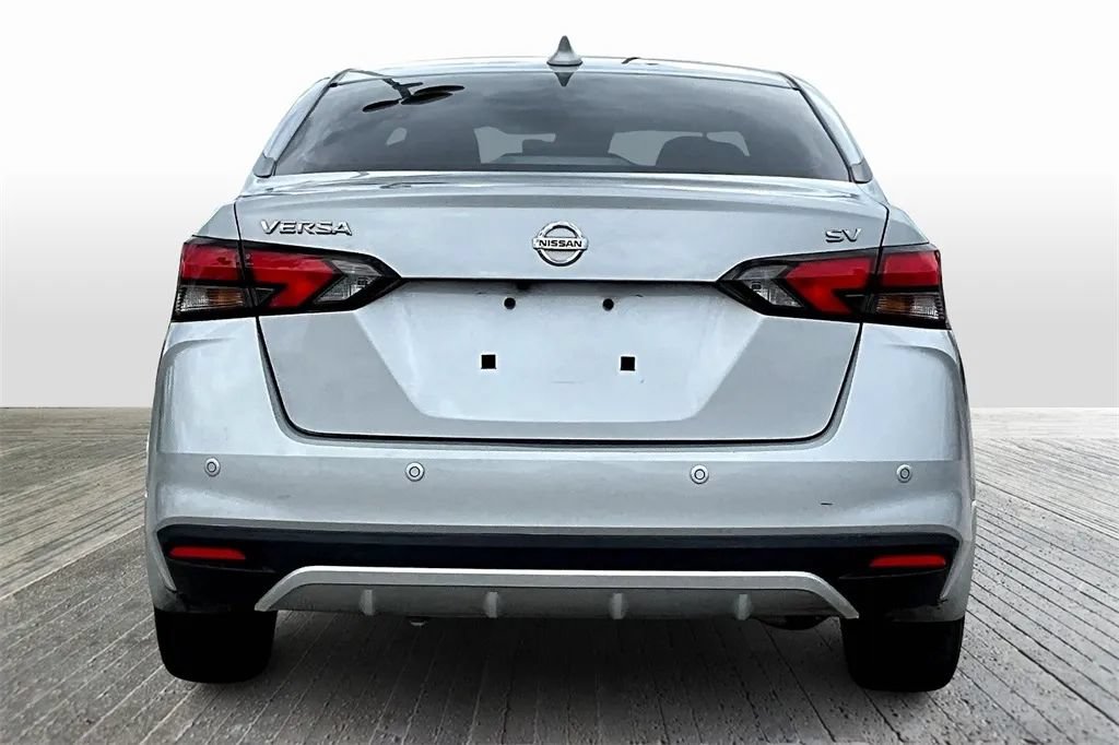 Used 2022 Nissan Versa SV w/ Electronics Package FWD image 3