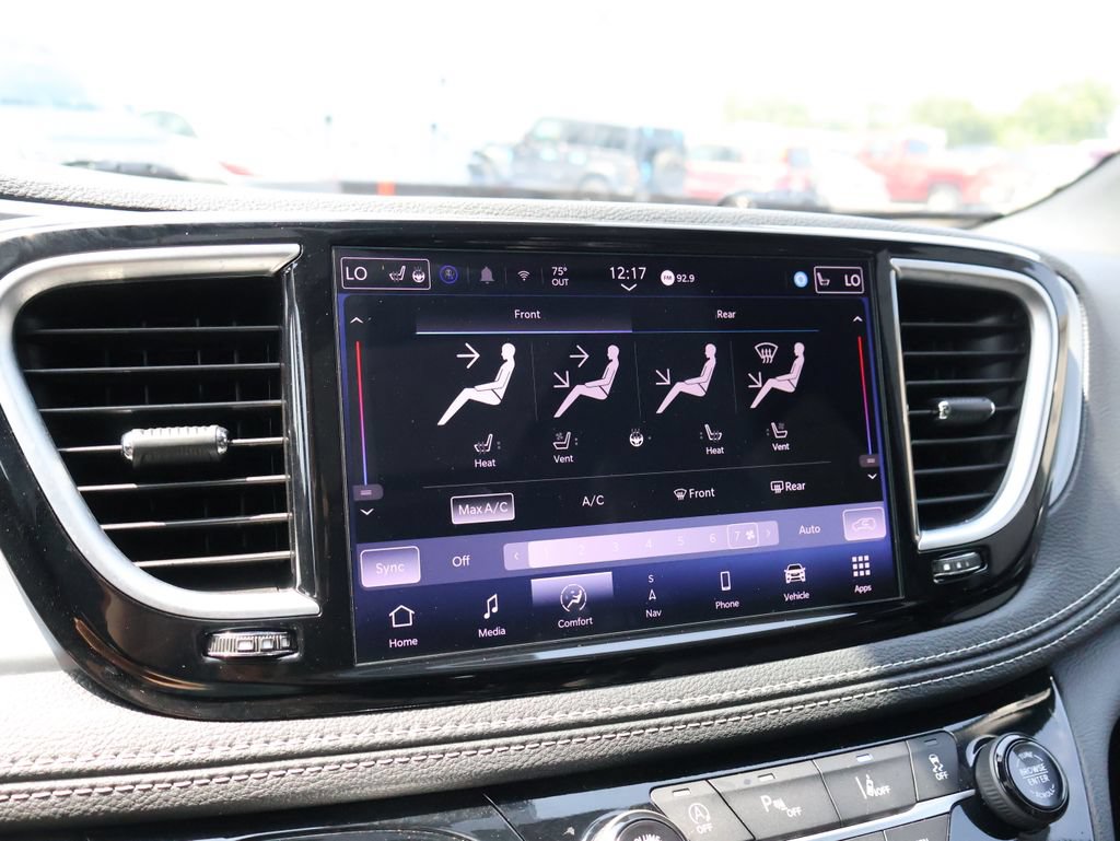 Used 2025 Chrysler Pacifica Limited FWD image 35