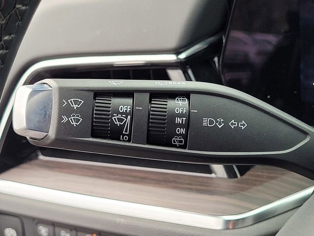 Used 2025 Chevrolet Suburban Z71 image 31