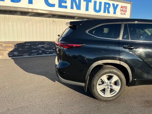 Used 2024 Toyota Highlander LE AWD/4WD image 11