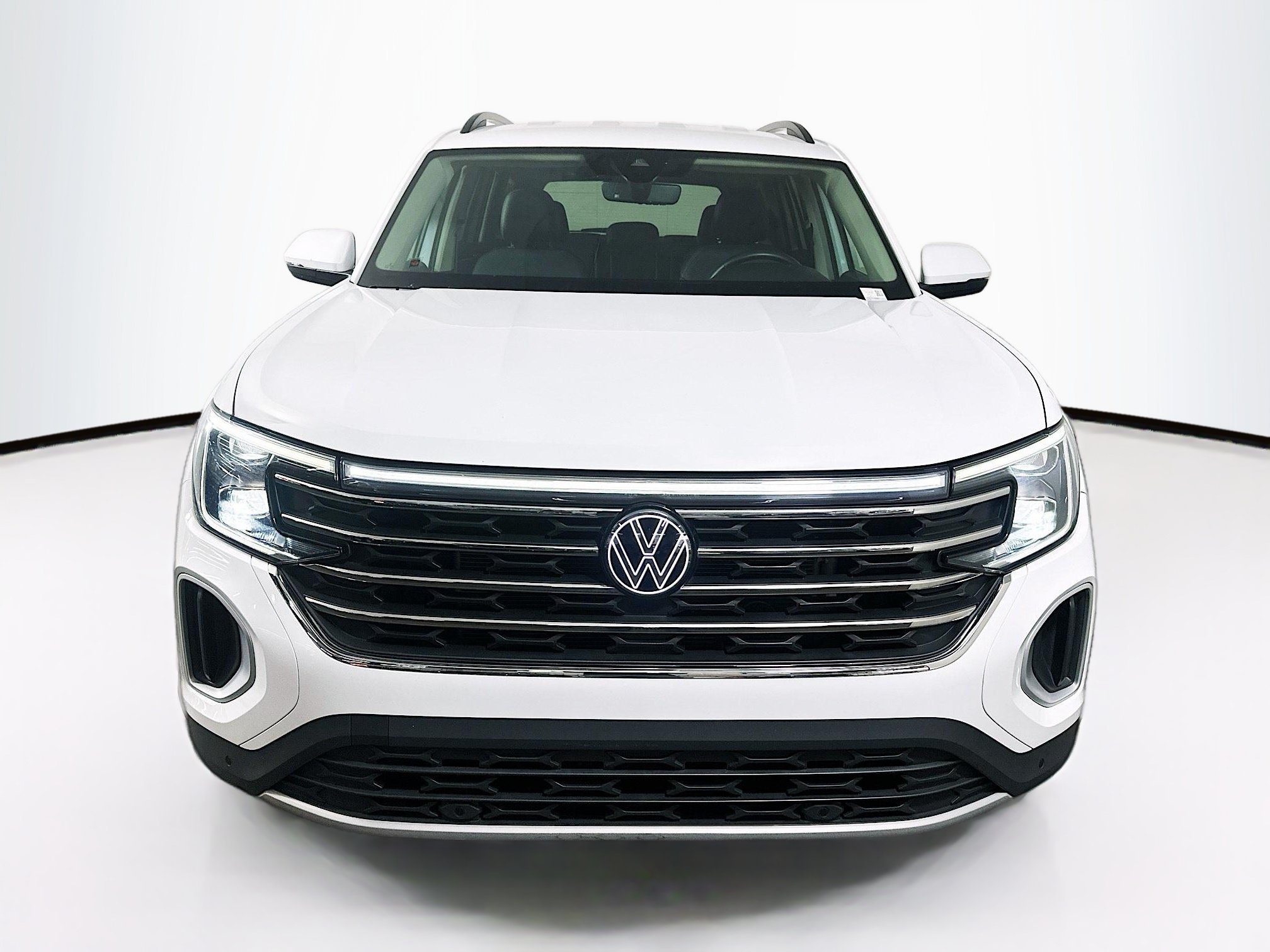 Used 2024 Volkswagen Atlas SE w/ Black Wheel Package FWD image 2
