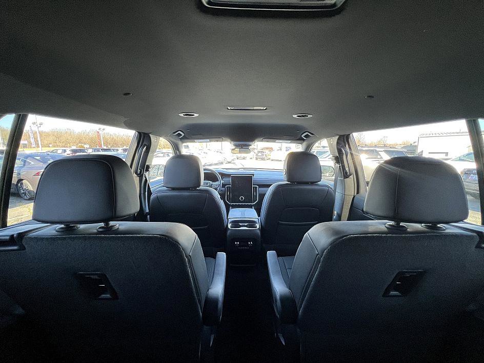 Used 2024 GMC Acadia AT4 image 27