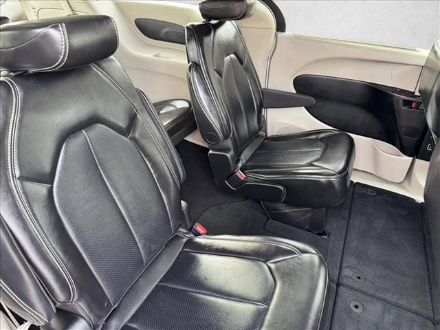 Used 2024 Chrysler Pacifica Touring-L image 19