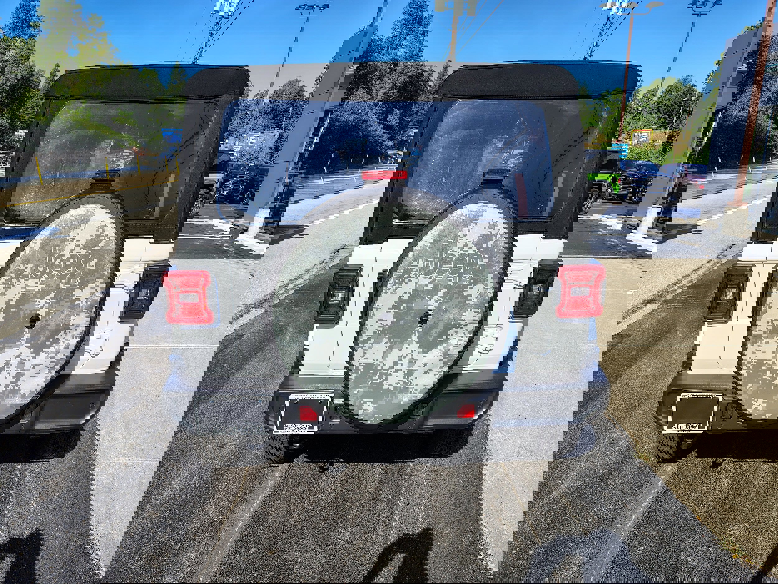 Certified 2024 Jeep Wrangler Sahara w/ Technology Group image 10