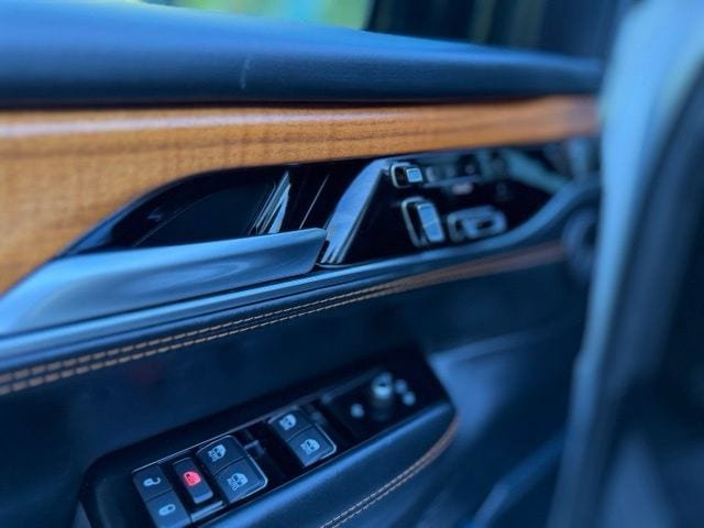 Used 2024 Jeep Grand Wagoneer L Series III AWD/4WD image 20