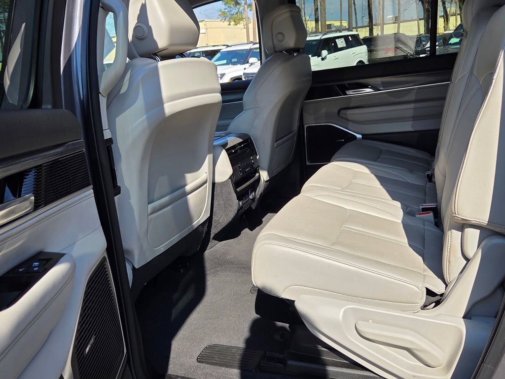 Used 2023 Jeep Wagoneer L Series III w/ Preferred Equipment Group image 7